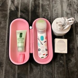 Clinique Sweet Sonic Cleansing Brush Set